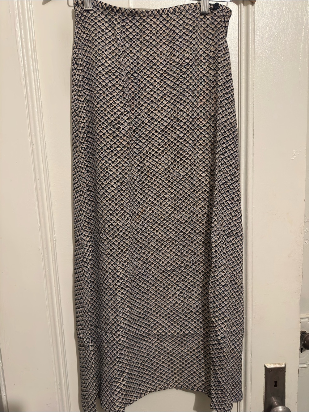 Vintage MDL Women's Black and Tan Patterned Maxi Skirt. 34.5”L x 16.5”W.